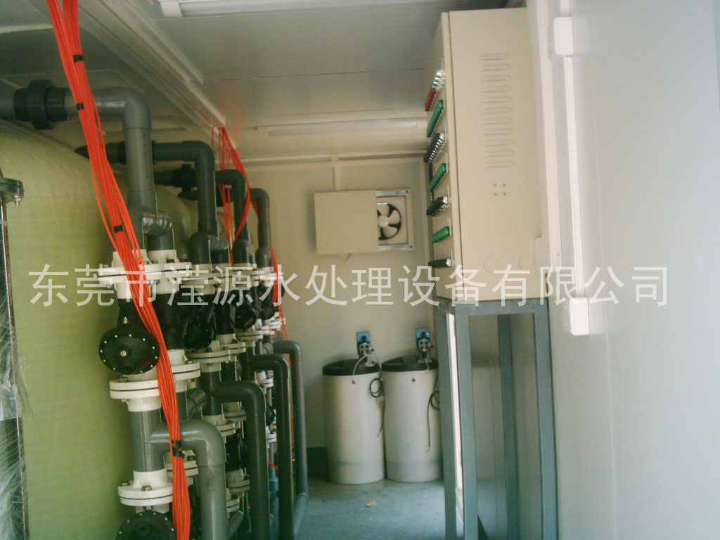 /></p><p>“中國(guó)海監(jiān)3015”船1500噸級(jí)，2012年9月開(kāi)工建造，2014年1月在廣州交船，3月28日剛剛開(kāi)回天津?！爸袊?guó)海監(jiān)3015”船是我國(guó)首艘交付使用的省級(jí)較大噸位維權(quán)執(zhí)法專用船。</p><p>“中國(guó)海監(jiān)3015”船不但配備了通導(dǎo)、強(qiáng)聲強(qiáng)光、高壓水炮和光電取證直升機(jī)飛行甲板等優(yōu)秀設(shè)備，具有過(guò)硬的海洋環(huán)保執(zhí)法能力，而且本身在設(shè)計(jì)上就十分環(huán)保，從自身杜絕了海洋五大污染源之一的船舶污染。</p><p>    該船較大限度實(shí)現(xiàn)節(jié)能減排，同時(shí)設(shè)置了反滲透海水淡化裝置，每天能提供10噸生活淡水。工作生活污水、廢熱水和垃圾都能夠在船內(nèi)特定設(shè)備上進(jìn)行回收或循環(huán)利用，不會(huì)傾倒污染海水。</p><p>    中國(guó)海監(jiān)天津市總隊(duì)總隊(duì)長(zhǎng)吳樹(shù)軍介紹，“中國(guó)海監(jiān)3015”船的正式入列，極大提升本市海洋行政執(zhí)法能力，有效查處違法使用海域、損害海洋環(huán)境和資源、破壞海洋公共設(shè)施等行為。</p><p>    “中國(guó)海監(jiān)3015”船由中船重工第701研究所設(shè)計(jì)，2012年9月21日在中船黃埔文沖造船有限公司開(kāi)工建造。該船總長(zhǎng)88.9米，型寬12.2米，設(shè)計(jì)排水量1750噸，定員50人，續(xù)航力為5000海里，自持力為40晝夜，設(shè)計(jì)航速不小于20節(jié)，并配有直升機(jī)飛行甲板及艦面系統(tǒng)。該船的設(shè)計(jì)和建造綜合考慮了海上執(zhí)法取證、航行安全、海上救助和消防、生活居住等要素，布局合理、外形整體協(xié)調(diào)流暢、功能完備，配置了通導(dǎo)、強(qiáng)聲強(qiáng)光、高壓水炮、光電取證等優(yōu)秀設(shè)備，設(shè)置了直升機(jī)起降平臺(tái)及助降設(shè)備。該船在節(jié)能環(huán)保方面亮點(diǎn)頗多：船上設(shè)置<a href=http://www.csjxqc.com/products/>反滲透海水淡化裝置</a>，每天能提供10噸生活淡水。設(shè)置有兩臺(tái)處理能力3000L/天的<a href=http://www.csjxqc.com/chunshuishebei/>生活污水處理裝置</a>，工作生活污水能得到及時(shí)有效地處理。通過(guò)冷卻水廢熱供熱單元、多功能換熱單元和熱水/電輔雙熱源熱水爐實(shí)現(xiàn)廢熱水可循回利用。</p><p> </p></div>
						<div   id=